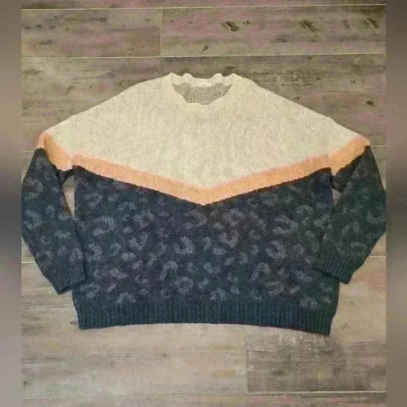 Easel Cheetah Crewneck Sweater - Picture 6 of 6